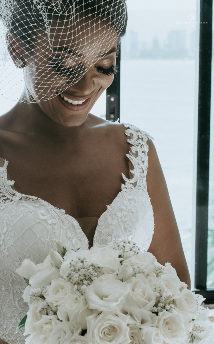 casamento italobrasileiro entre italiano e brasileira em lugar rustico ao ar livre de dia em clima descontraido noivo de all star noivo loiro e noiva negra tema com uvas e italia