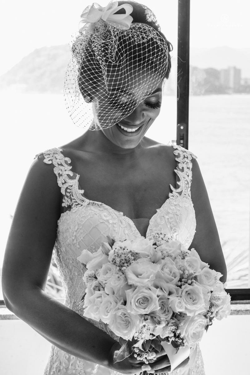 casamento italobrasileiro entre italiano e brasileira em lugar rustico ao ar livre de dia em clima descontraido noivo de all star noivo loiro e noiva negra tema com uvas e italia