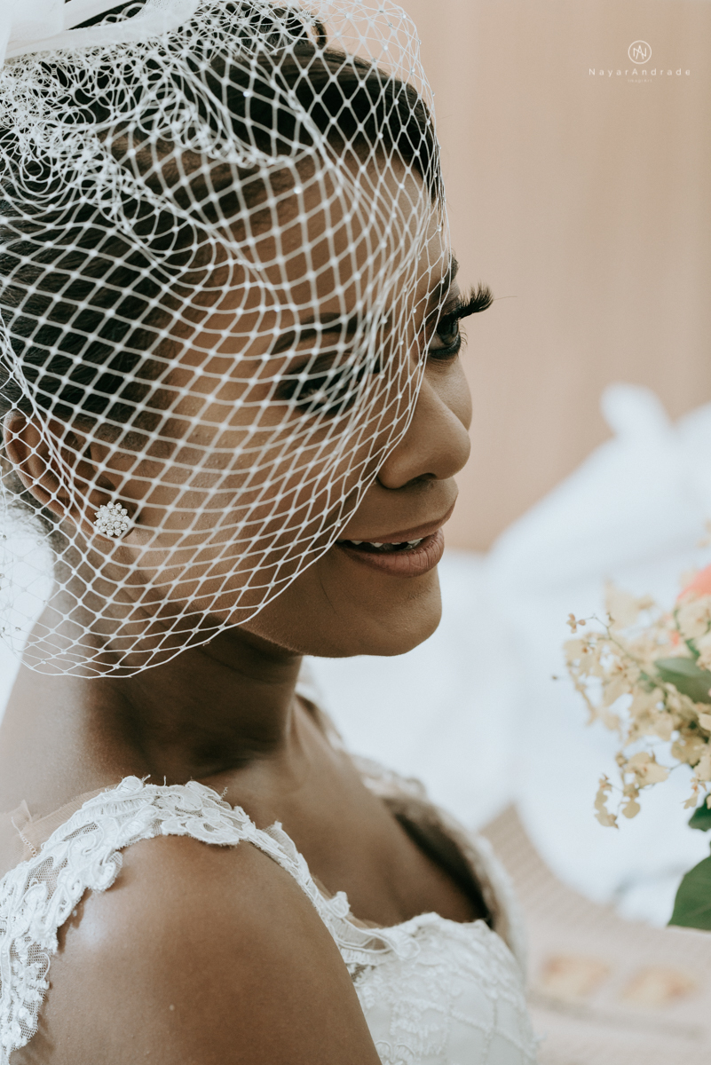 casamento italobrasileiro entre italiano e brasileira em lugar rustico ao ar livre de dia em clima descontraido noivo de all star noivo loiro e noiva negra tema com uvas e italia