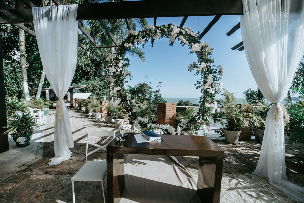 casamento italobrasileiro entre italiano e brasileira em lugar rustico ao ar livre de dia em clima descontraido noivo de all star noivo loiro e noiva negra tema com uvas e italia