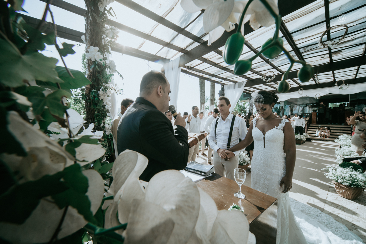 casamento italobrasileiro entre italiano e brasileira em lugar rustico ao ar livre de dia em clima descontraido noivo de all star noivo loiro e noiva negra tema com uvas e italia