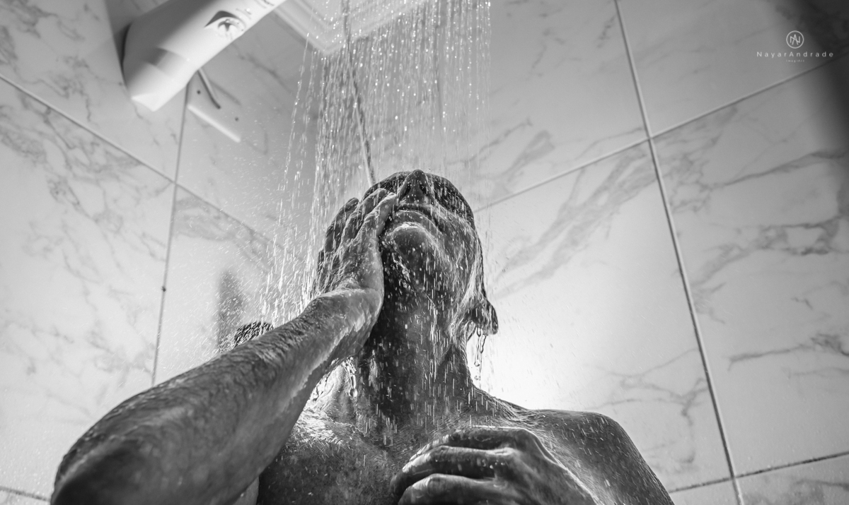 casamento italobrasileiro entre italiano e brasileira em lugar rustico ao ar livre de dia em clima descontraido noivo de all star noivo loiro e noiva negra tema com uvas e italia