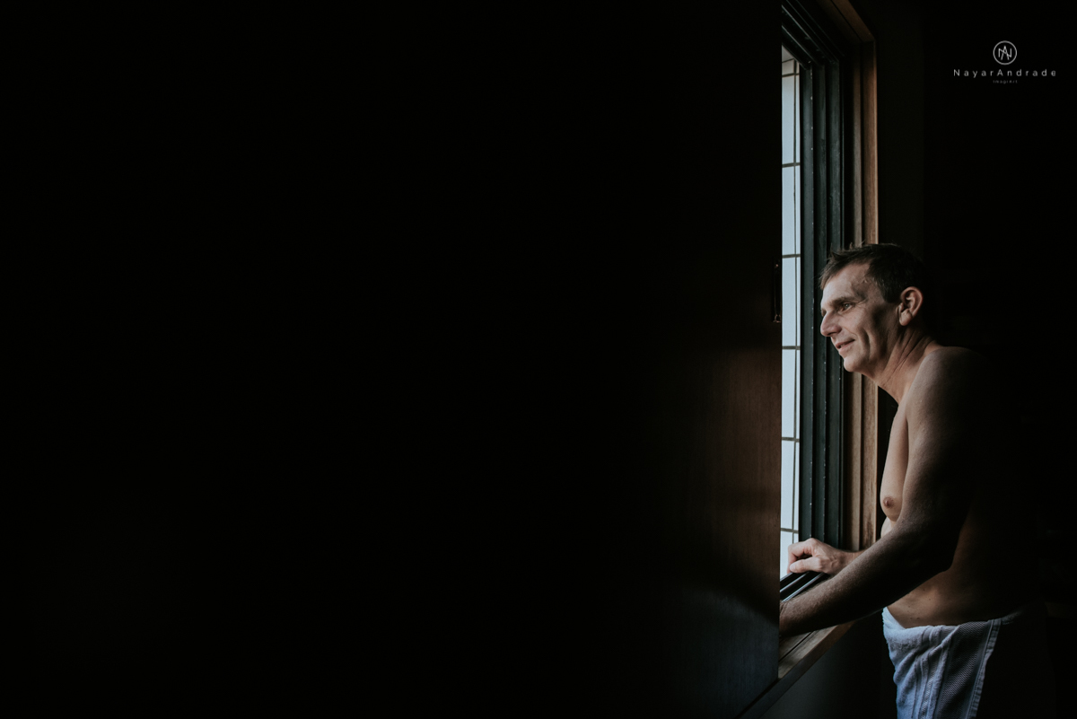 casamento italobrasileiro entre italiano e brasileira em lugar rustico ao ar livre de dia em clima descontraido noivo de all star noivo loiro e noiva negra tema com uvas e italia