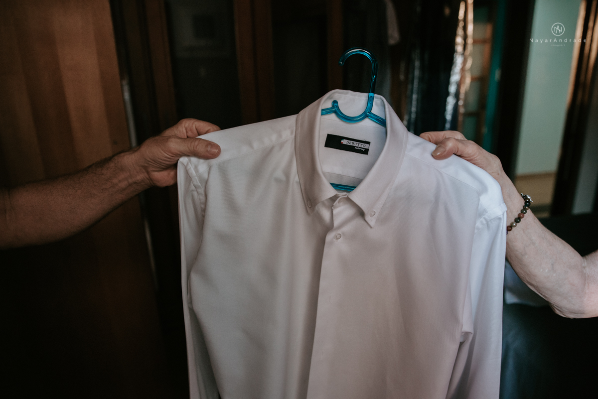 casamento italobrasileiro entre italiano e brasileira em lugar rustico ao ar livre de dia em clima descontraido noivo de all star noivo loiro e noiva negra tema com uvas e italia