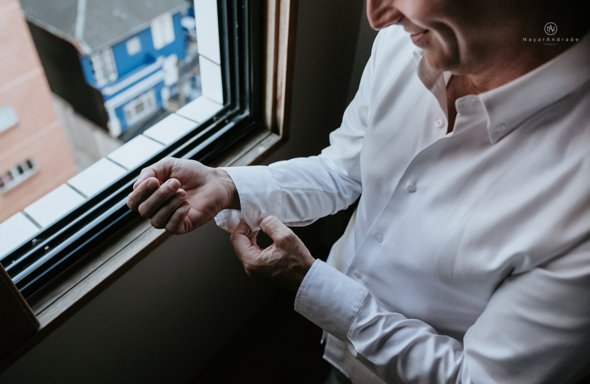 casamento italobrasileiro entre italiano e brasileira em lugar rustico ao ar livre de dia em clima descontraido noivo de all star noivo loiro e noiva negra tema com uvas e italia
