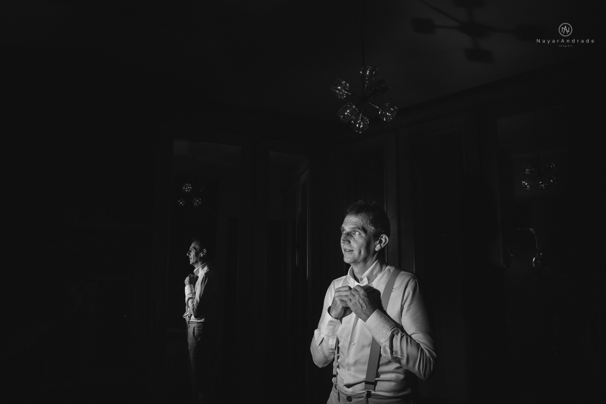 casamento italobrasileiro entre italiano e brasileira em lugar rustico ao ar livre de dia em clima descontraido noivo de all star noivo loiro e noiva negra tema com uvas e italia