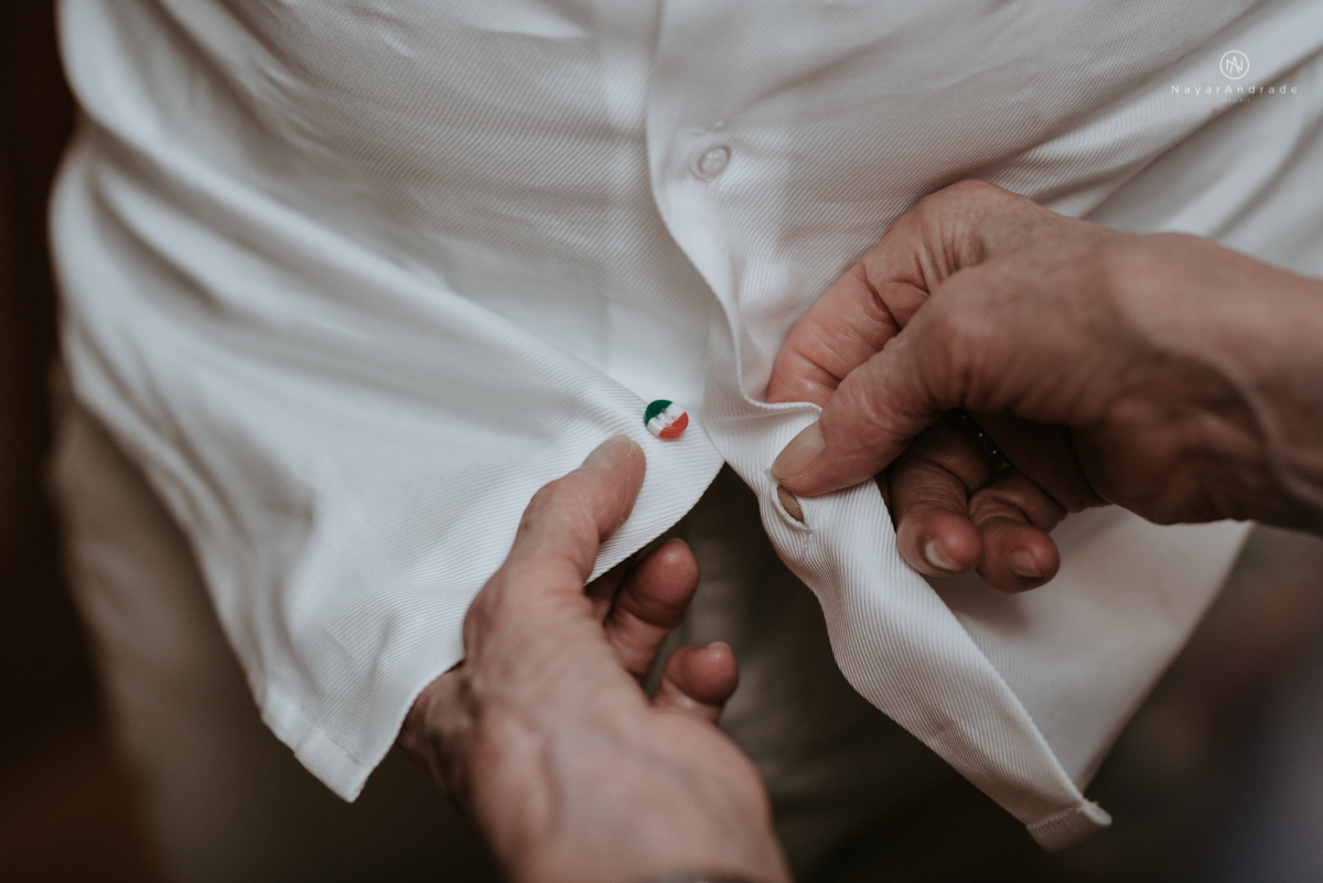 casamento italobrasileiro entre italiano e brasileira em lugar rustico ao ar livre de dia em clima descontraido noivo de all star noivo loiro e noiva negra tema com uvas e italia