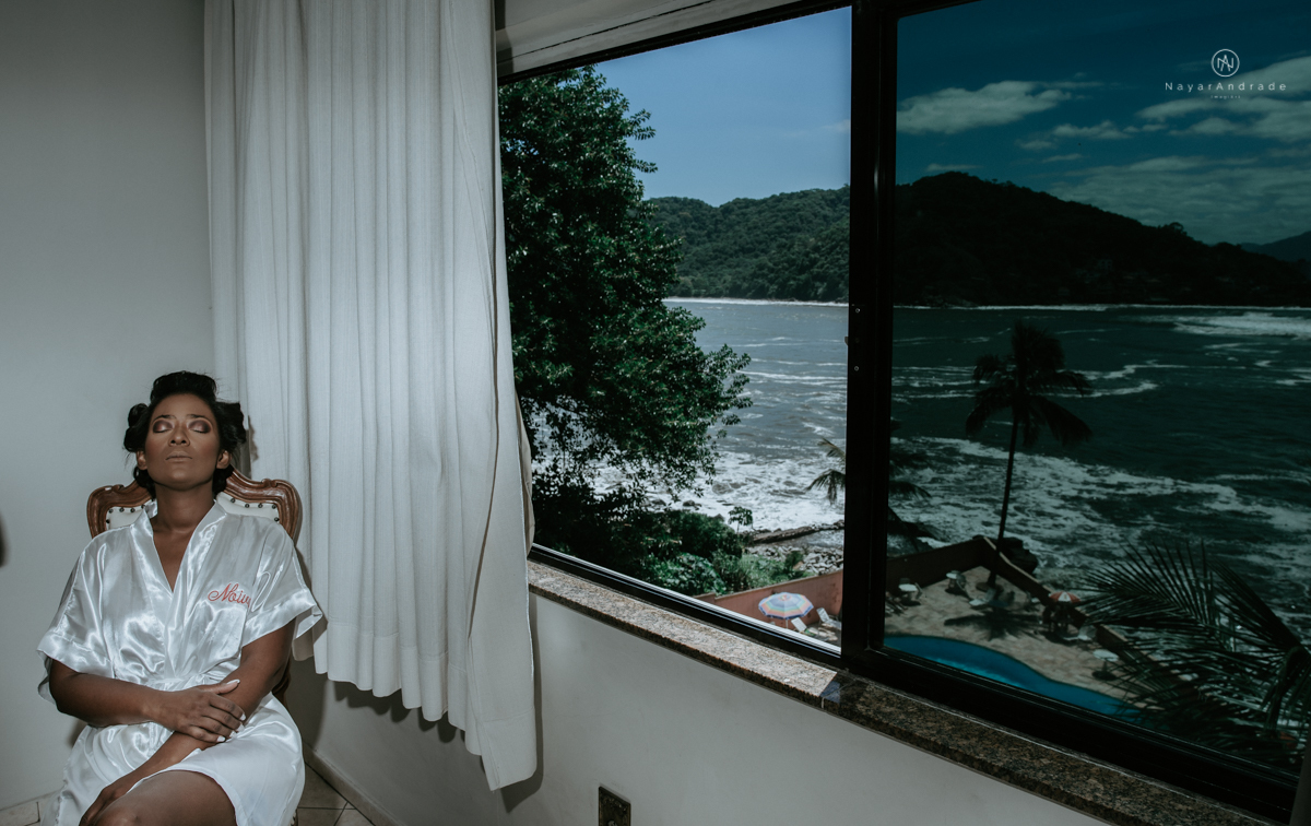 casamento italobrasileiro entre italiano e brasileira em lugar rustico ao ar livre de dia em clima descontraido noivo de all star noivo loiro e noiva negra tema com uvas e italia