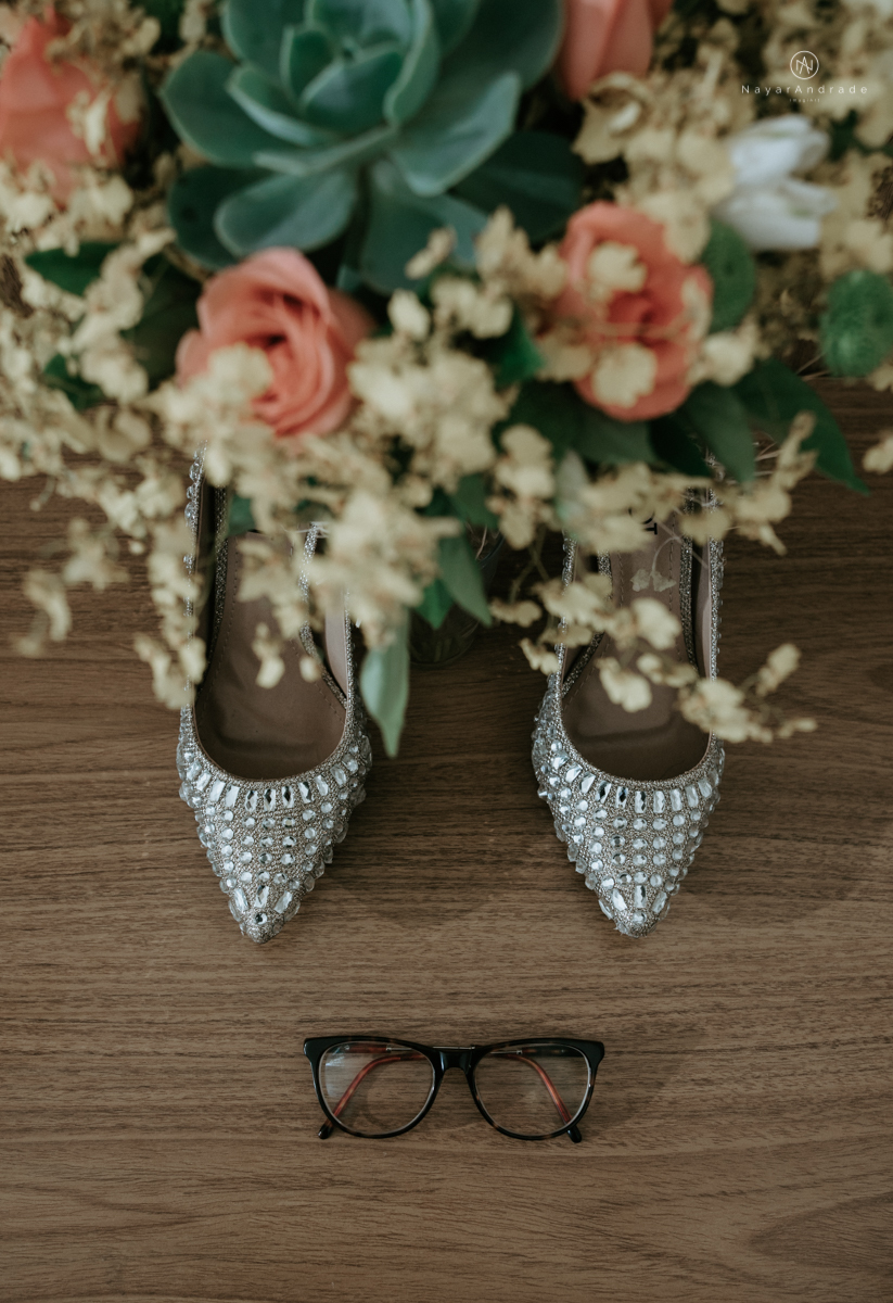 casamento italobrasileiro entre italiano e brasileira em lugar rustico ao ar livre de dia em clima descontraido noivo de all star noivo loiro e noiva negra tema com uvas e italia