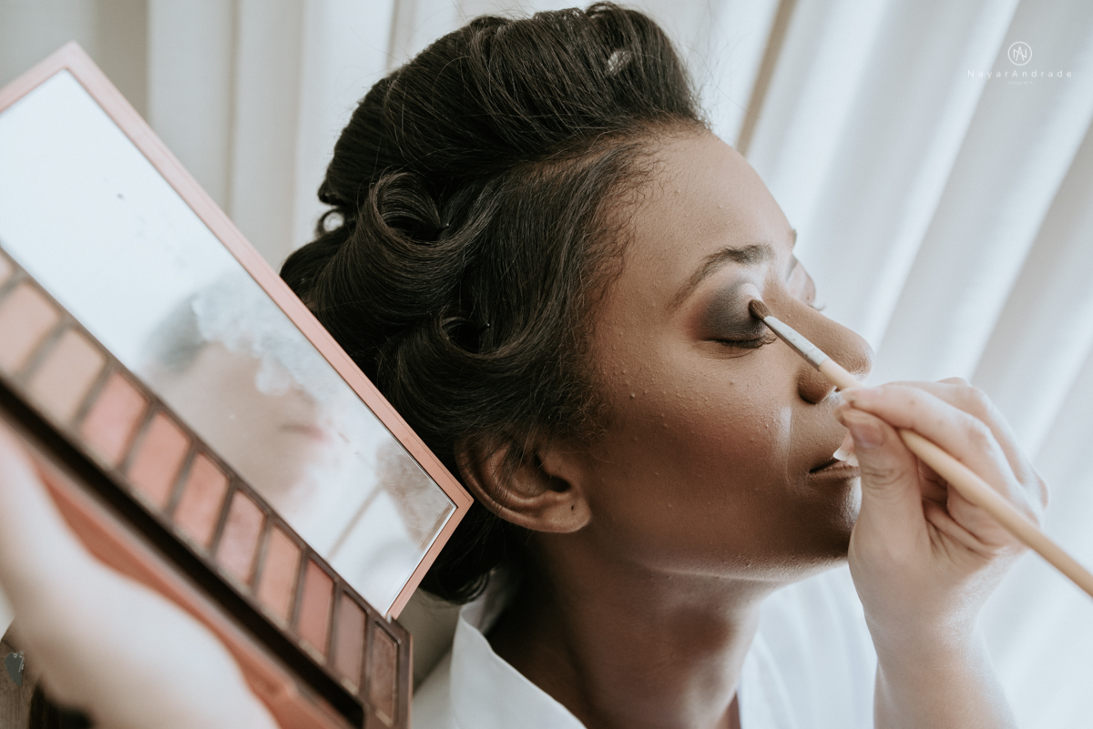 casamento italobrasileiro entre italiano e brasileira em lugar rustico ao ar livre de dia em clima descontraido noivo de all star noivo loiro e noiva negra tema com uvas e italia