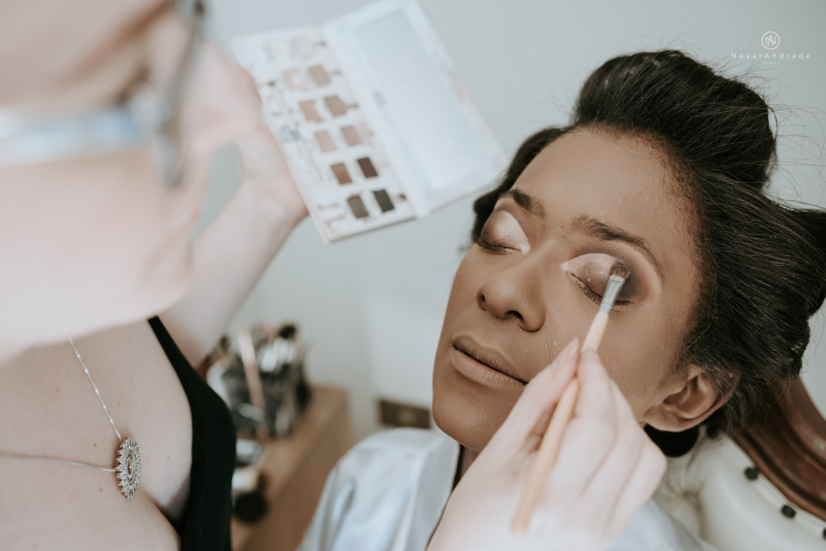 casamento italobrasileiro entre italiano e brasileira em lugar rustico ao ar livre de dia em clima descontraido noivo de all star noivo loiro e noiva negra tema com uvas e italia