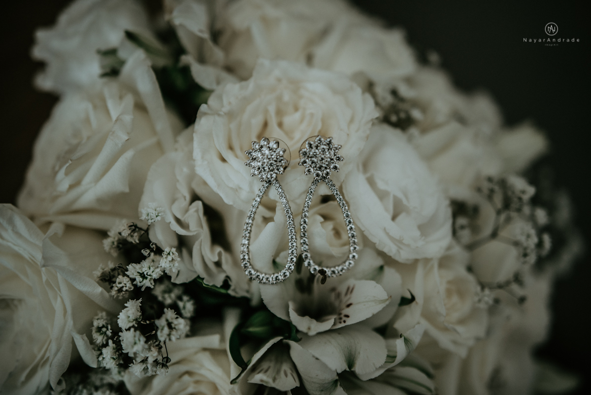 casamento italobrasileiro entre italiano e brasileira em lugar rustico ao ar livre de dia em clima descontraido noivo de all star noivo loiro e noiva negra tema com uvas e italia