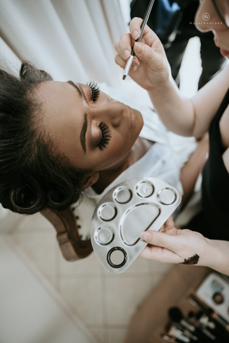 casamento italobrasileiro entre italiano e brasileira em lugar rustico ao ar livre de dia em clima descontraido noivo de all star noivo loiro e noiva negra tema com uvas e italia