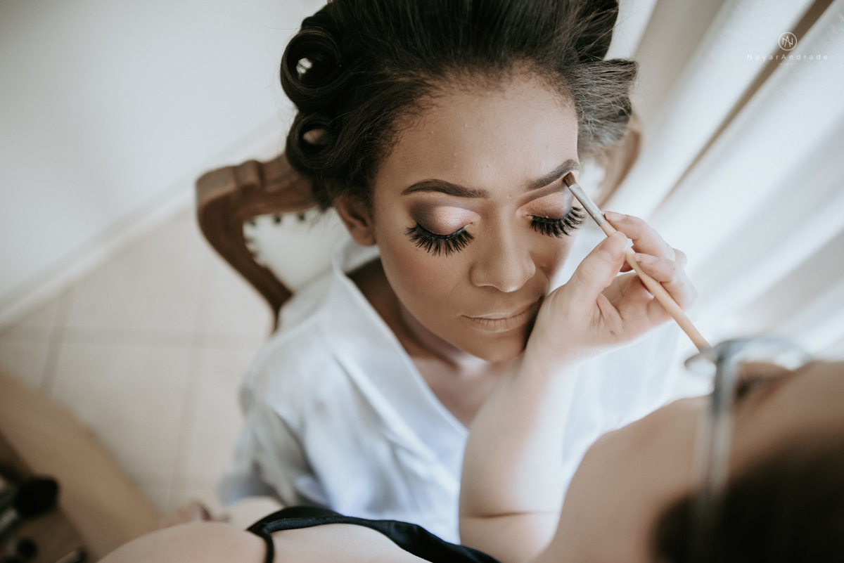 casamento italobrasileiro entre italiano e brasileira em lugar rustico ao ar livre de dia em clima descontraido noivo de all star noivo loiro e noiva negra tema com uvas e italia