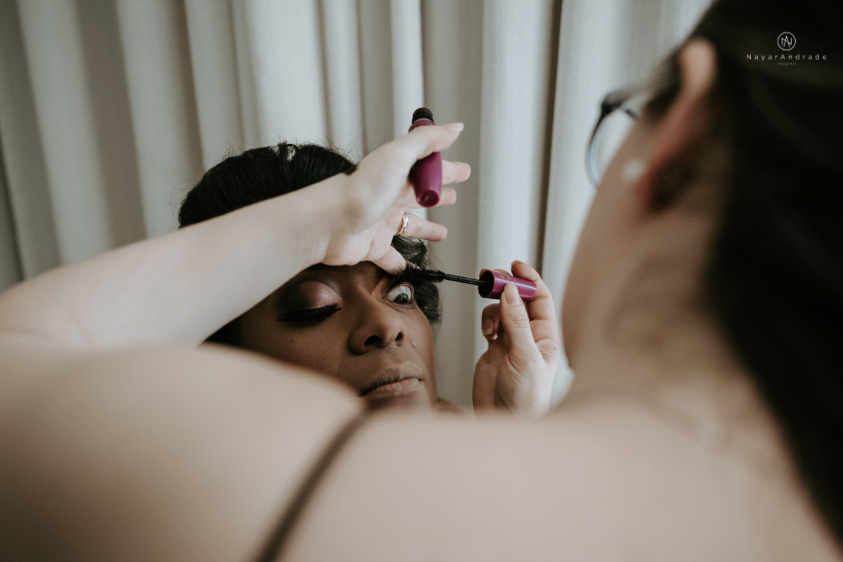 casamento italobrasileiro entre italiano e brasileira em lugar rustico ao ar livre de dia em clima descontraido noivo de all star noivo loiro e noiva negra tema com uvas e italia