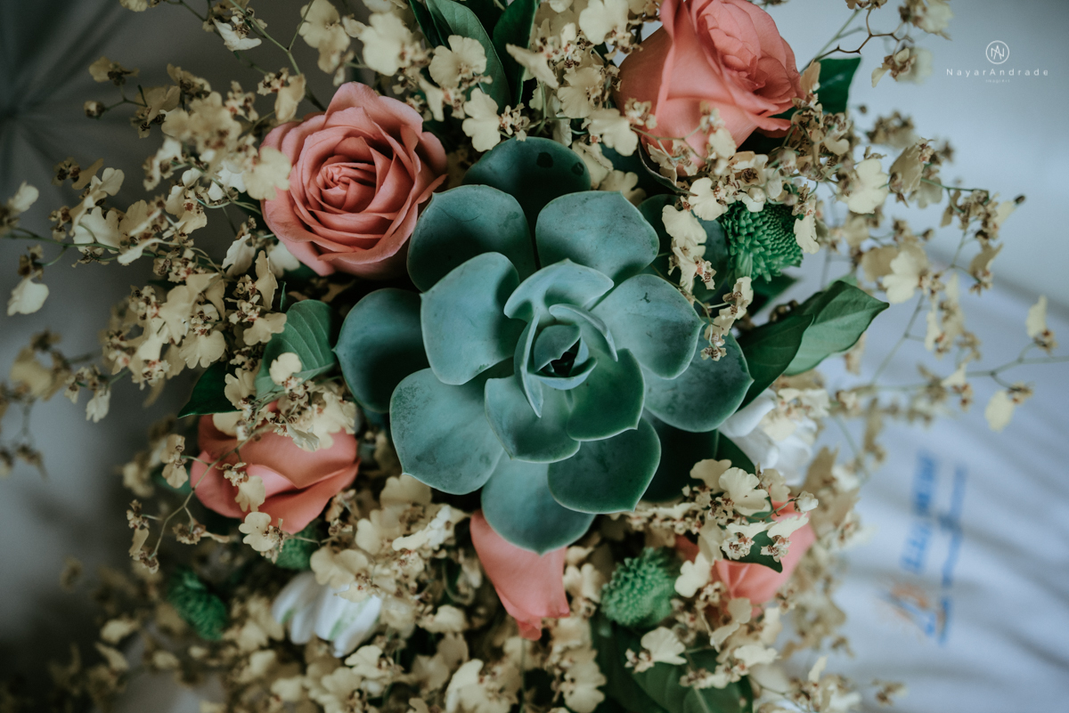 casamento italobrasileiro entre italiano e brasileira em lugar rustico ao ar livre de dia em clima descontraido noivo de all star noivo loiro e noiva negra tema com uvas e italia