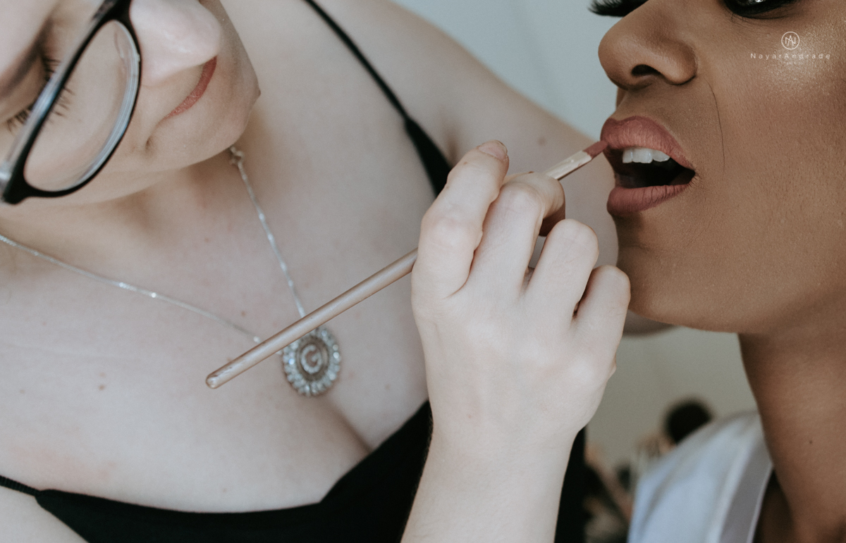 casamento italobrasileiro entre italiano e brasileira em lugar rustico ao ar livre de dia em clima descontraido noivo de all star noivo loiro e noiva negra tema com uvas e italia