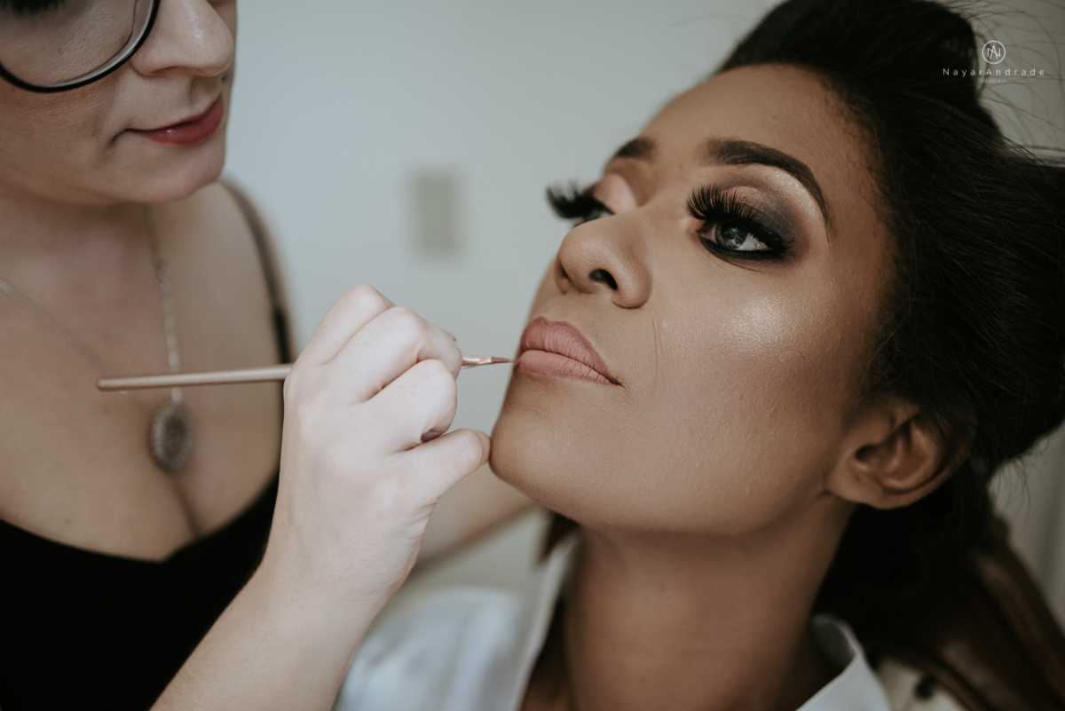 casamento italobrasileiro entre italiano e brasileira em lugar rustico ao ar livre de dia em clima descontraido noivo de all star noivo loiro e noiva negra tema com uvas e italia