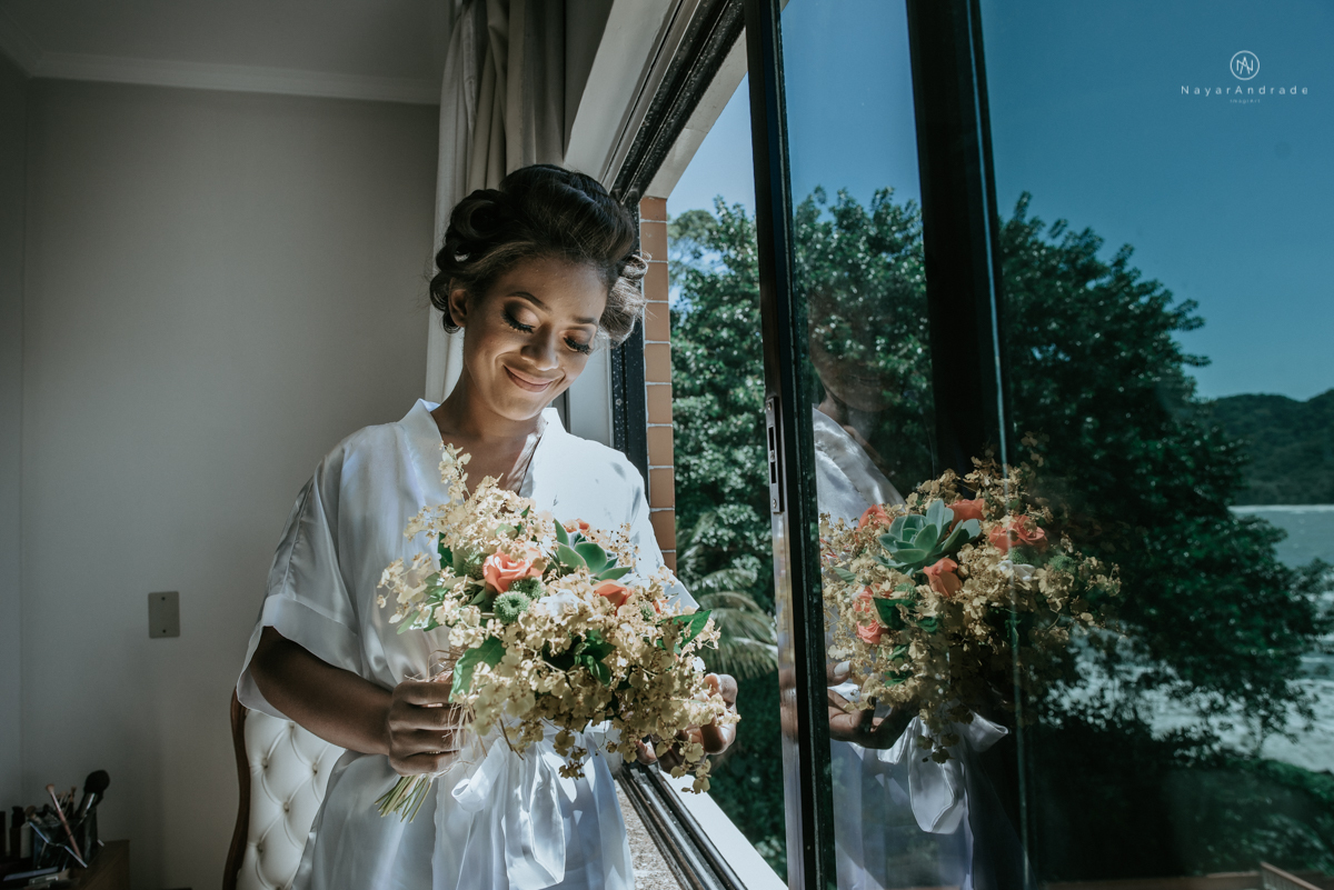 casamento italobrasileiro entre italiano e brasileira em lugar rustico ao ar livre de dia em clima descontraido noivo de all star noivo loiro e noiva negra tema com uvas e italia