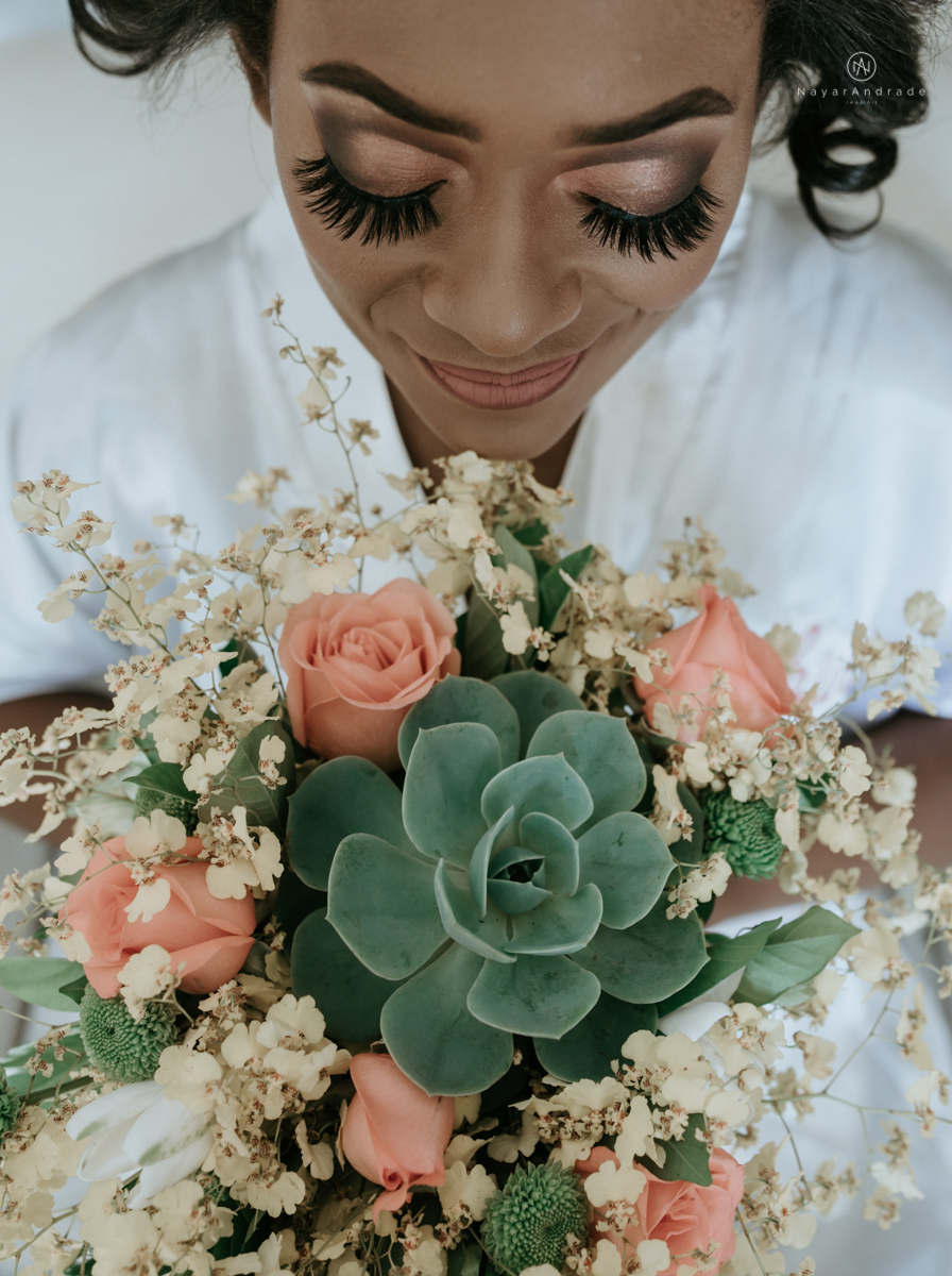 casamento italobrasileiro entre italiano e brasileira em lugar rustico ao ar livre de dia em clima descontraido noivo de all star noivo loiro e noiva negra tema com uvas e italia