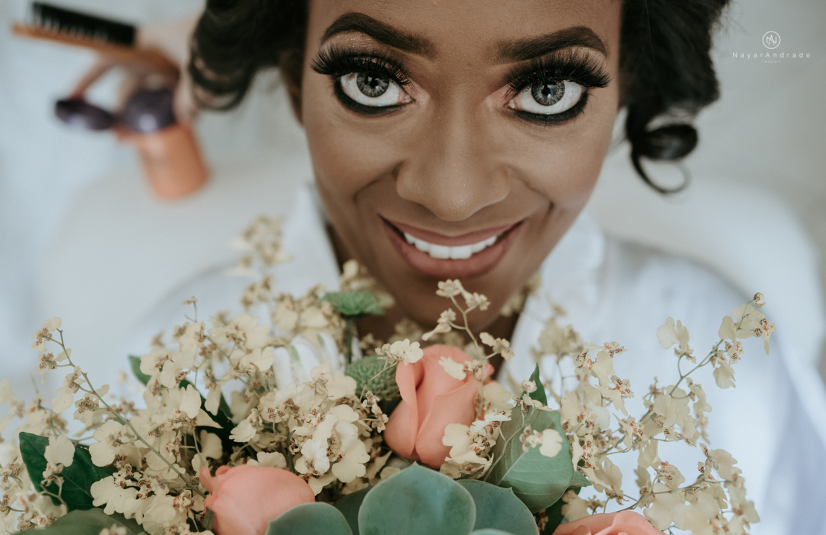 casamento italobrasileiro entre italiano e brasileira em lugar rustico ao ar livre de dia em clima descontraido noivo de all star noivo loiro e noiva negra tema com uvas e italiacasamento italobrasileiro entre italiano e brasileira em lugar rustico ao ar 