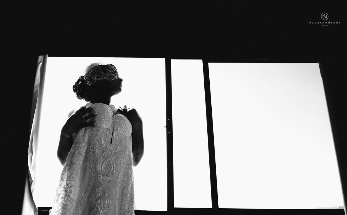 casamento italobrasileiro entre italiano e brasileira em lugar rustico ao ar livre de dia em clima descontraido noivo de all star noivo loiro e noiva negra tema com uvas e italia