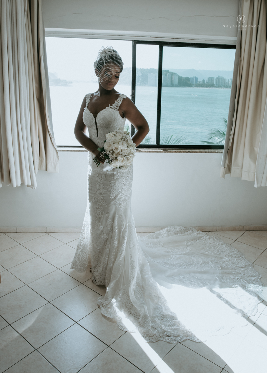 casamento italobrasileiro entre italiano e brasileira em lugar rustico ao ar livre de dia em clima descontraido noivo de all star noivo loiro e noiva negra tema com uvas e italia