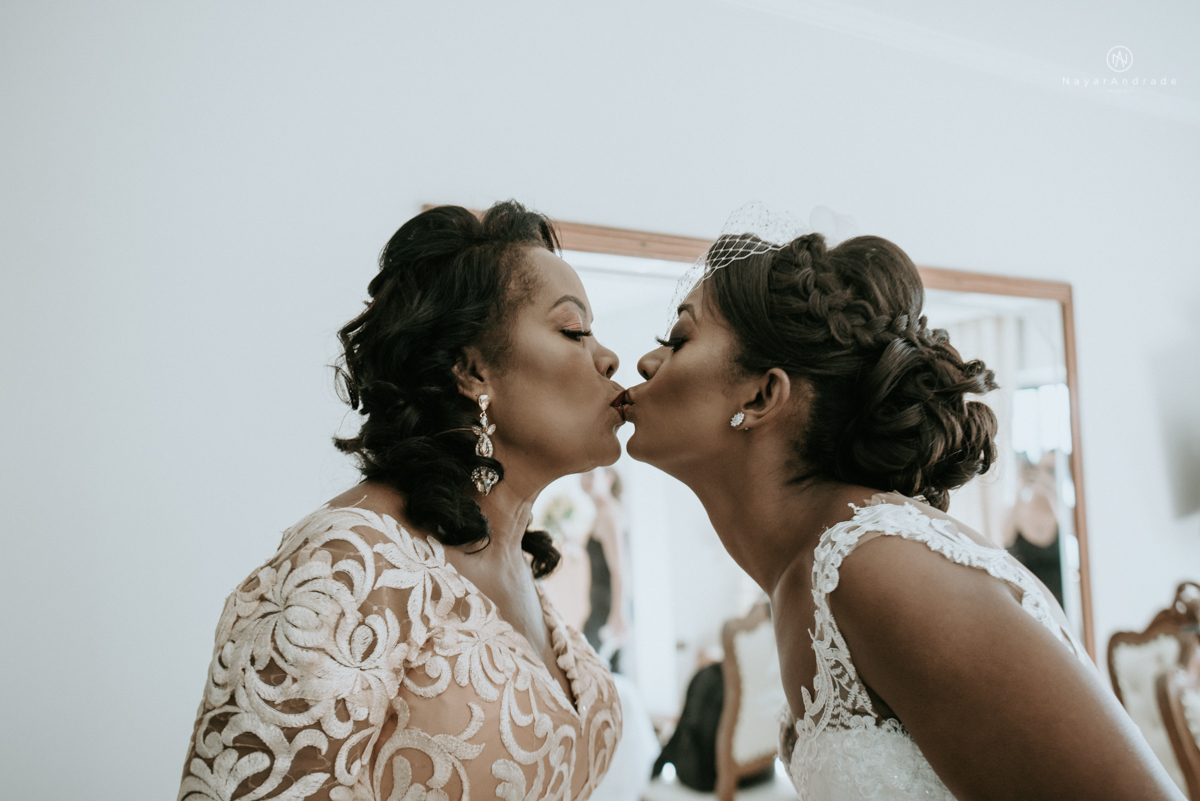 casamento italobrasileiro entre italiano e brasileira em lugar rustico ao ar livre de dia em clima descontraido noivo de all star noivo loiro e noiva negra tema com uvas e italia