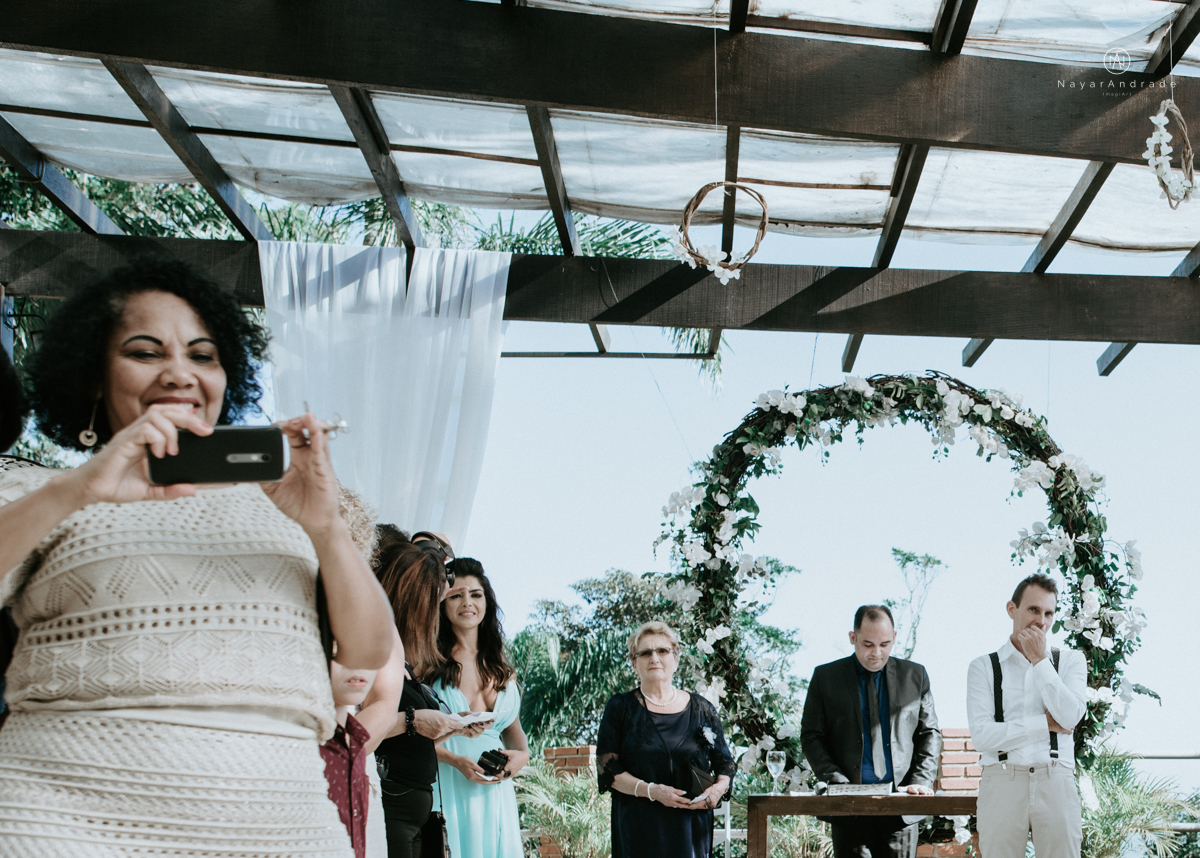 casamento italobrasileiro entre italiano e brasileira em lugar rustico ao ar livre de dia em clima descontraido noivo de all star noivo loiro e noiva negra tema com uvas e italia