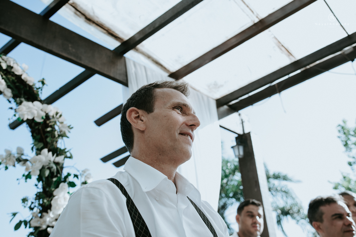 casamento italobrasileiro entre italiano e brasileira em lugar rustico ao ar livre de dia em clima descontraido noivo de all star noivo loiro e noiva negra tema com uvas e italia