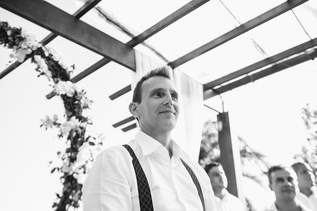 casamento italobrasileiro entre italiano e brasileira em lugar rustico ao ar livre de dia em clima descontraido noivo de all star noivo loiro e noiva negra tema com uvas e italia