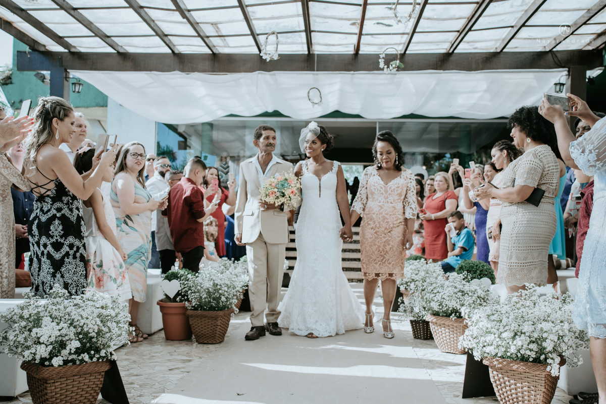 casamento italobrasileiro entre italiano e brasileira em lugar rustico ao ar livre de dia em clima descontraido noivo de all star noivo loiro e noiva negra tema com uvas e italia