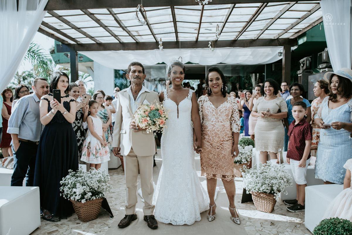 casamento italobrasileiro entre italiano e brasileira em lugar rustico ao ar livre de dia em clima descontraido noivo de all star noivo loiro e noiva negra tema com uvas e italia