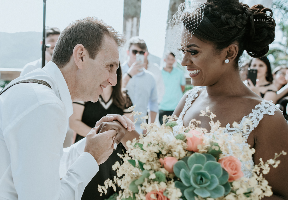 casamento italobrasileiro entre italiano e brasileira em lugar rustico ao ar livre de dia em clima descontraido noivo de all star noivo loiro e noiva negra tema com uvas e italia