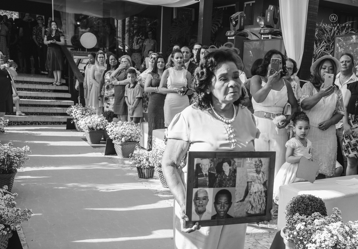 casamento italobrasileiro entre italiano e brasileira em lugar rustico ao ar livre de dia em clima descontraido noivo de all star noivo loiro e noiva negra tema com uvas e italia