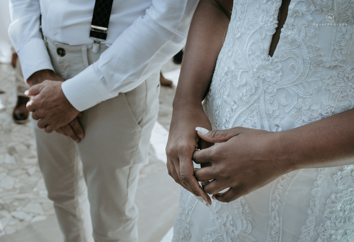 casamento italobrasileiro entre italiano e brasileira em lugar rustico ao ar livre de dia em clima descontraido noivo de all star noivo loiro e noiva negra tema com uvas e italia