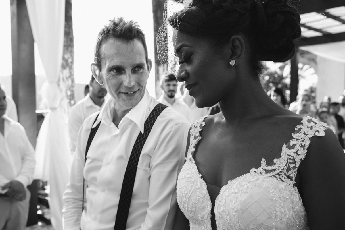 casamento italobrasileiro entre italiano e brasileira em lugar rustico ao ar livre de dia em clima descontraido noivo de all star noivo loiro e noiva negra tema com uvas e italia