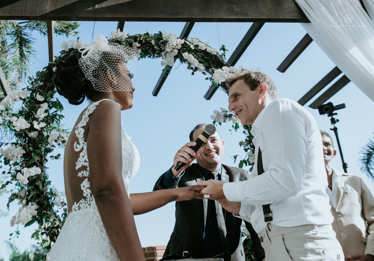 casamento italobrasileiro entre italiano e brasileira em lugar rustico ao ar livre de dia em clima descontraido noivo de all star noivo loiro e noiva negra tema com uvas e italiacasamento italobrasileiro entre italiano e brasileira em lugar rustico ao ar 