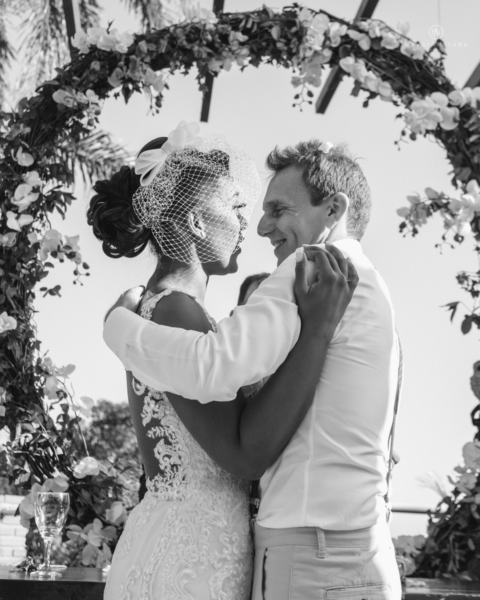 casamento italobrasileiro entre italiano e brasileira em lugar rustico ao ar livre de dia em clima descontraido noivo de all star noivo loiro e noiva negra tema com uvas e italia