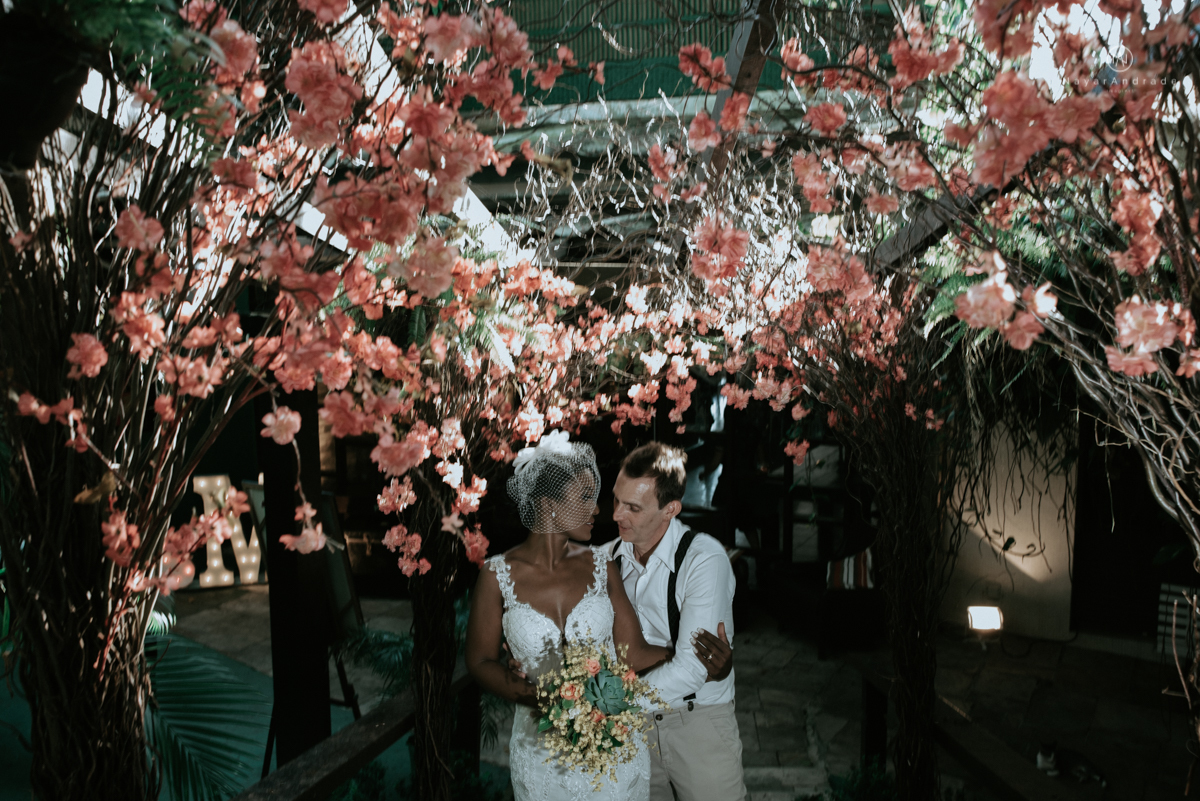 casamento italobrasileiro entre italiano e brasileira em lugar rustico ao ar livre de dia em clima descontraido noivo de all star noivo loiro e noiva negra tema com uvas e italia