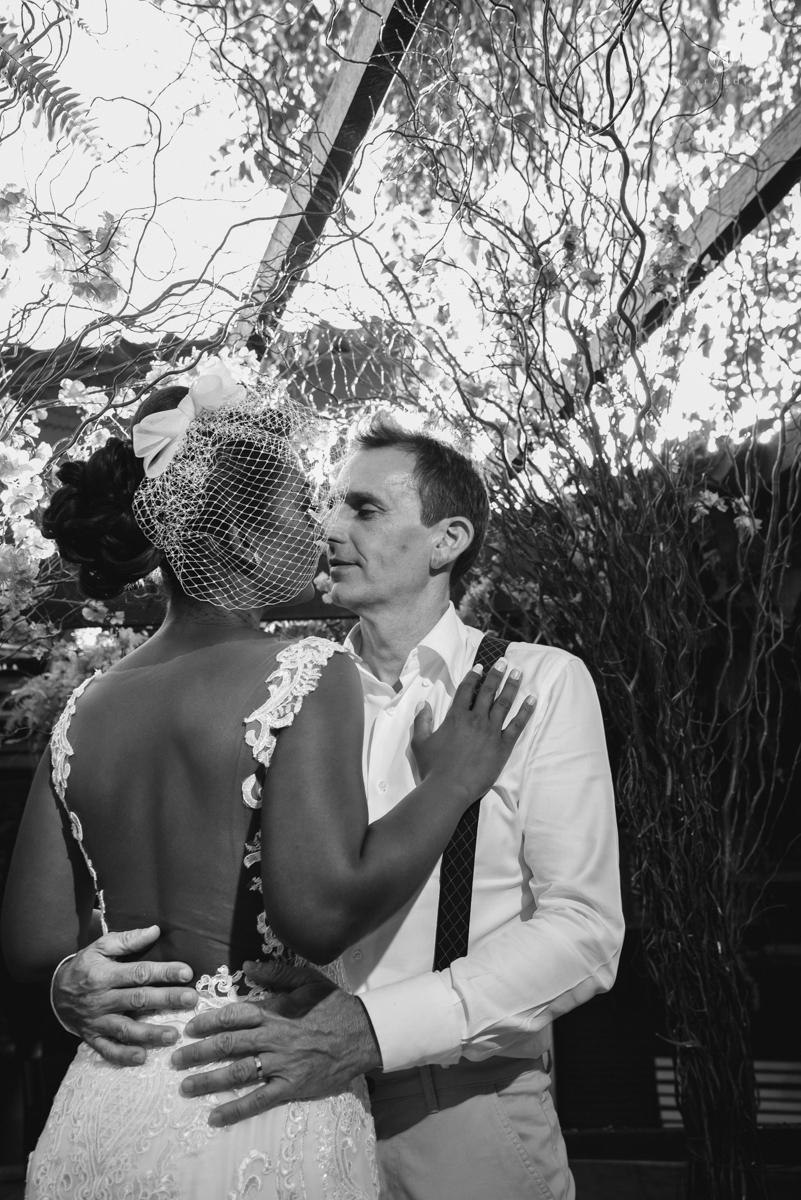 casamento italobrasileiro entre italiano e brasileira em lugar rustico ao ar livre de dia em clima descontraido noivo de all star noivo loiro e noiva negra tema com uvas e italia