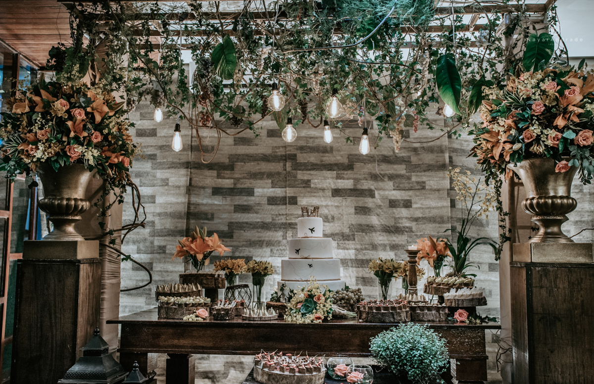 casamento italobrasileiro entre italiano e brasileira em lugar rustico ao ar livre de dia em clima descontraido noivo de all star noivo loiro e noiva negra tema com uvas e italia