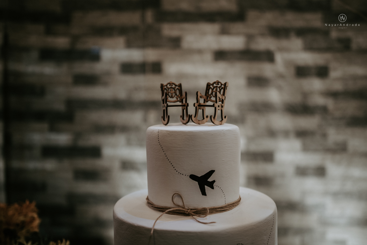 casamento italobrasileiro entre italiano e brasileira em lugar rustico ao ar livre de dia em clima descontraido noivo de all star noivo loiro e noiva negra tema com uvas e italia