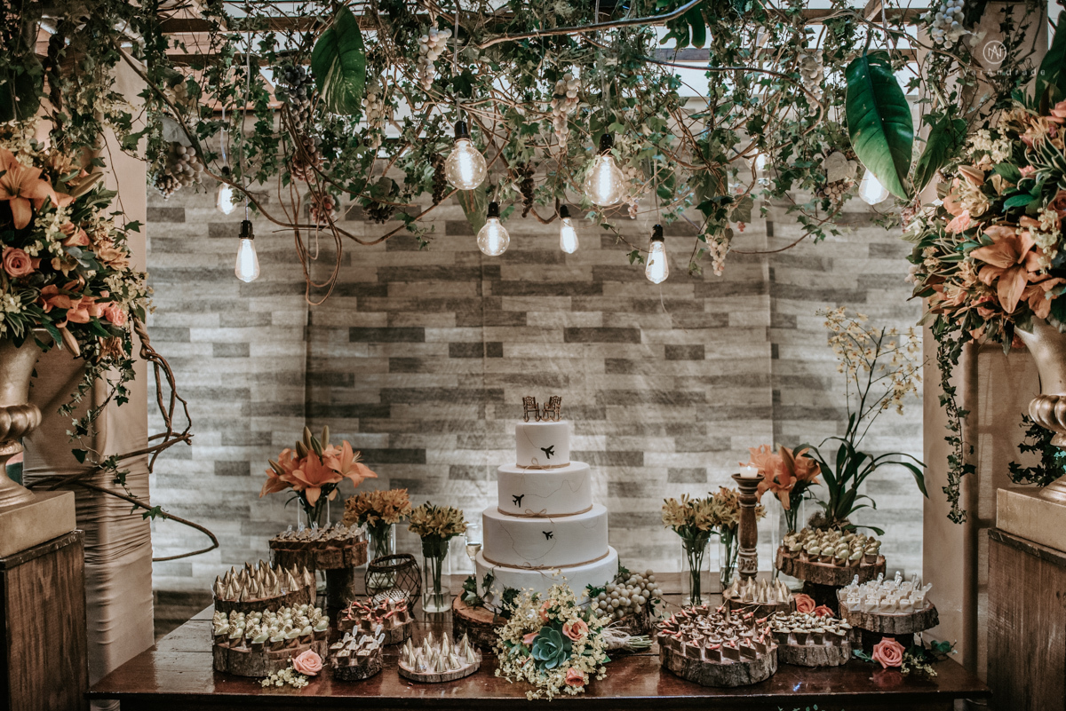 casamento italobrasileiro entre italiano e brasileira em lugar rustico ao ar livre de dia em clima descontraido noivo de all star noivo loiro e noiva negra tema com uvas e italia