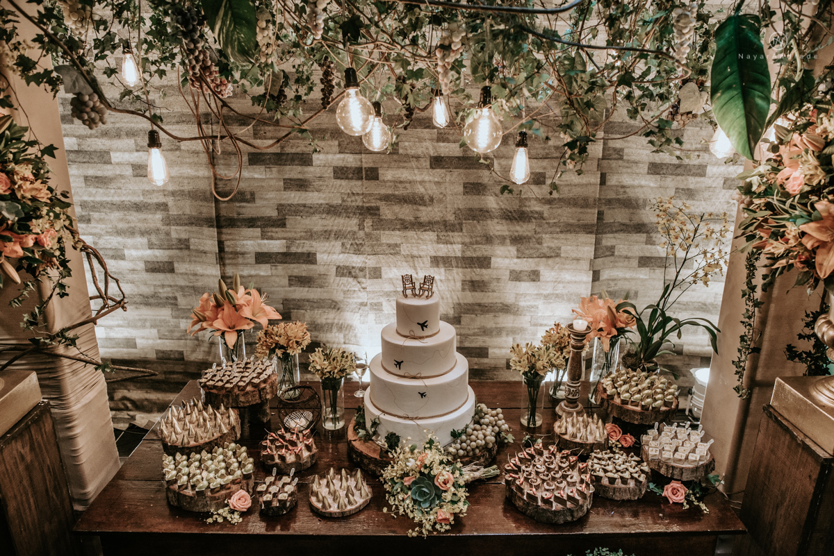 casamento italobrasileiro entre italiano e brasileira em lugar rustico ao ar livre de dia em clima descontraido noivo de all star noivo loiro e noiva negra tema com uvas e italia