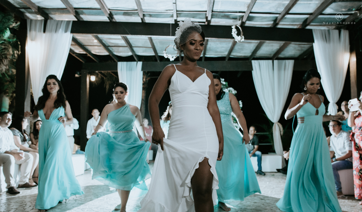 casamento italobrasileiro entre italiano e brasileira em lugar rustico ao ar livre de dia em clima descontraido noivo de all star noivo loiro e noiva negra tema com uvas e italia