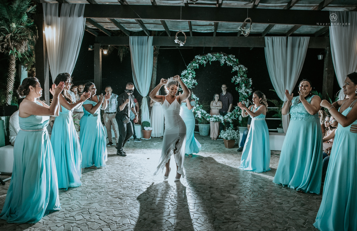 casamento italobrasileiro entre italiano e brasileira em lugar rustico ao ar livre de dia em clima descontraido noivo de all star noivo loiro e noiva negra tema com uvas e italia