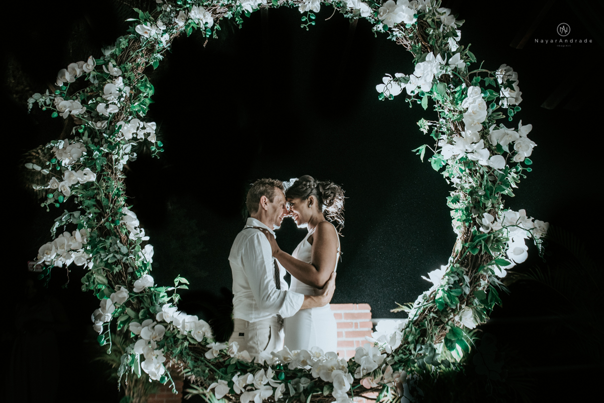 casamento italobrasileiro entre italiano e brasileira em lugar rustico ao ar livre de dia em clima descontraido noivo de all star noivo loiro e noiva negra tema com uvas e italia