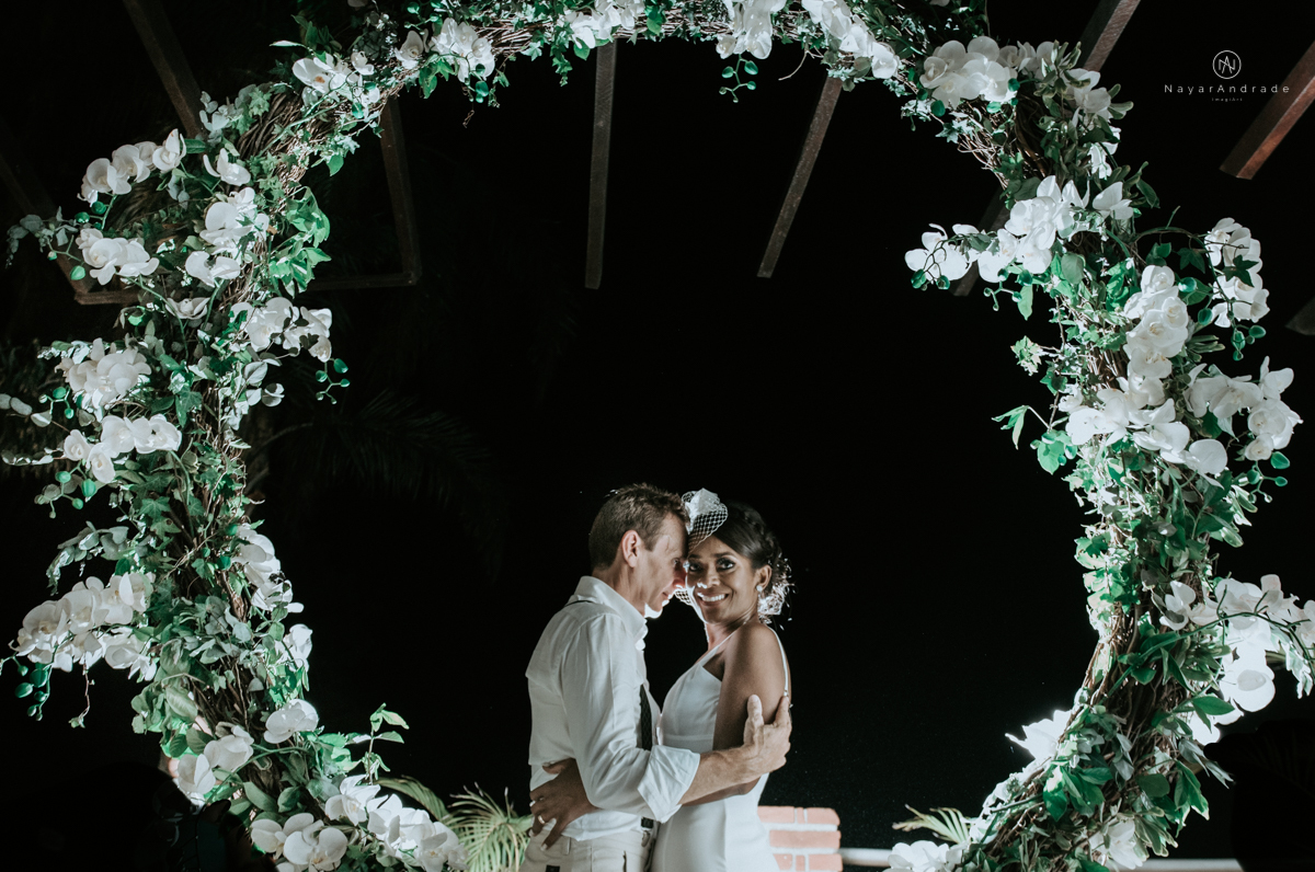 casamento italobrasileiro entre italiano e brasileira em lugar rustico ao ar livre de dia em clima descontraido noivo de all star noivo loiro e noiva negra tema com uvas e italia