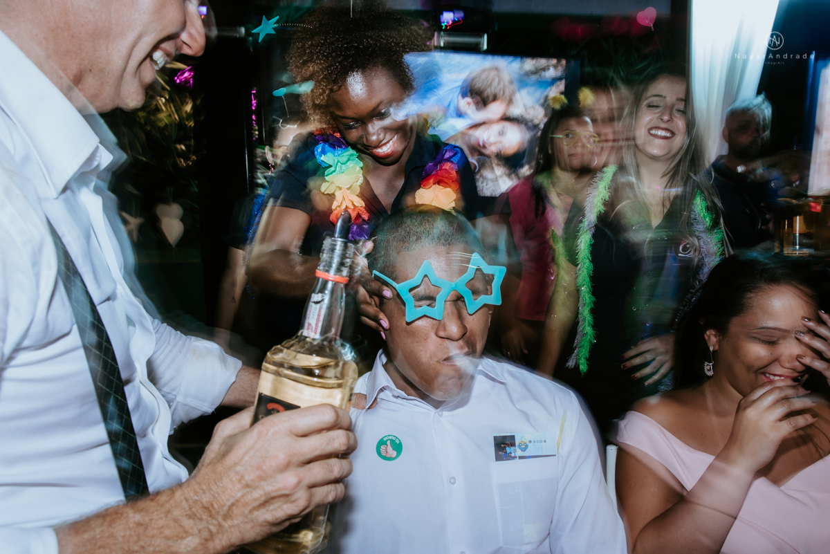 casamento italobrasileiro entre italiano e brasileira em lugar rustico ao ar livre de dia em clima descontraido noivo de all star noivo loiro e noiva negra tema com uvas e italia